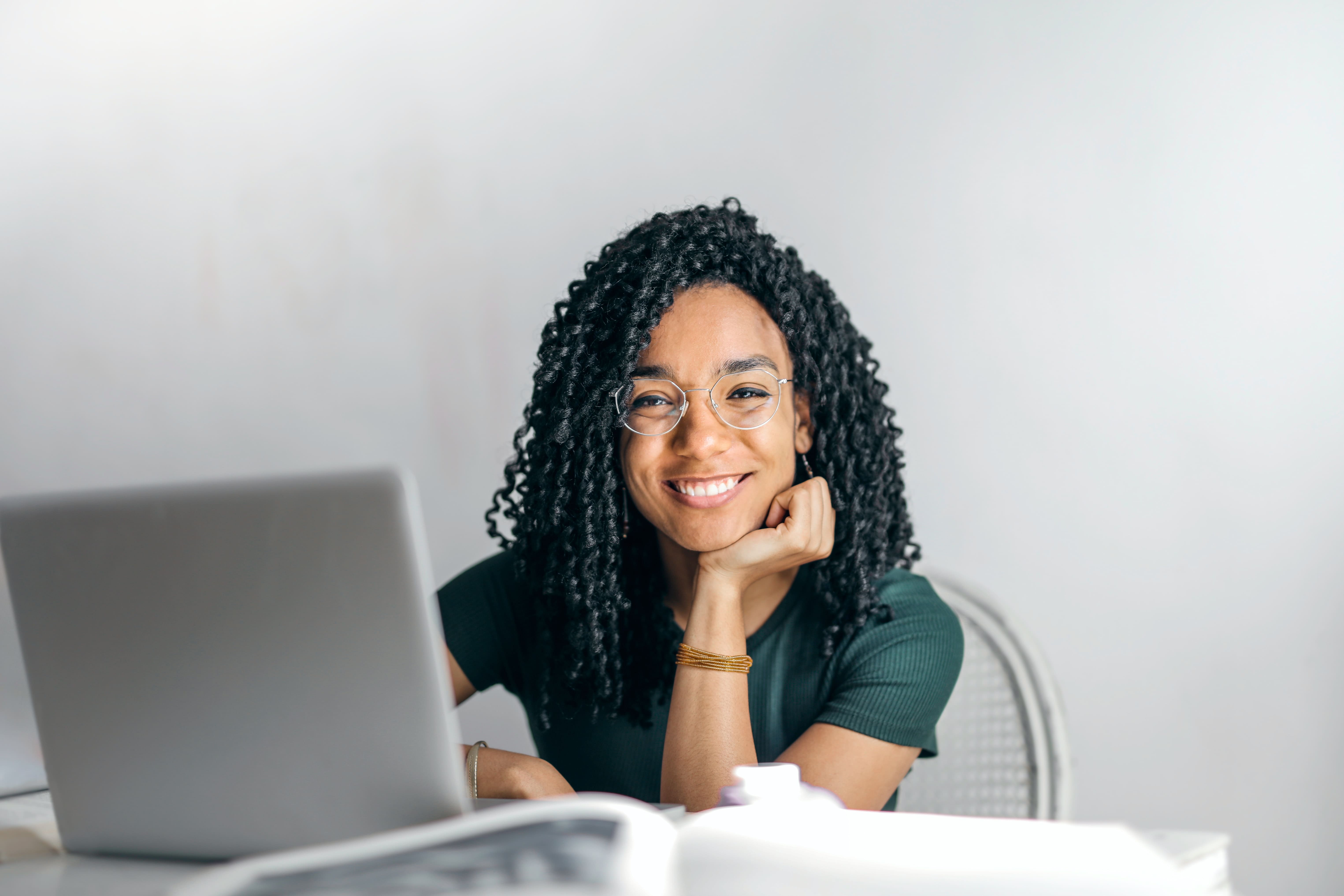 jeunes femme souriante travaillant sur son ordinateur avec une connexion très haut débit
