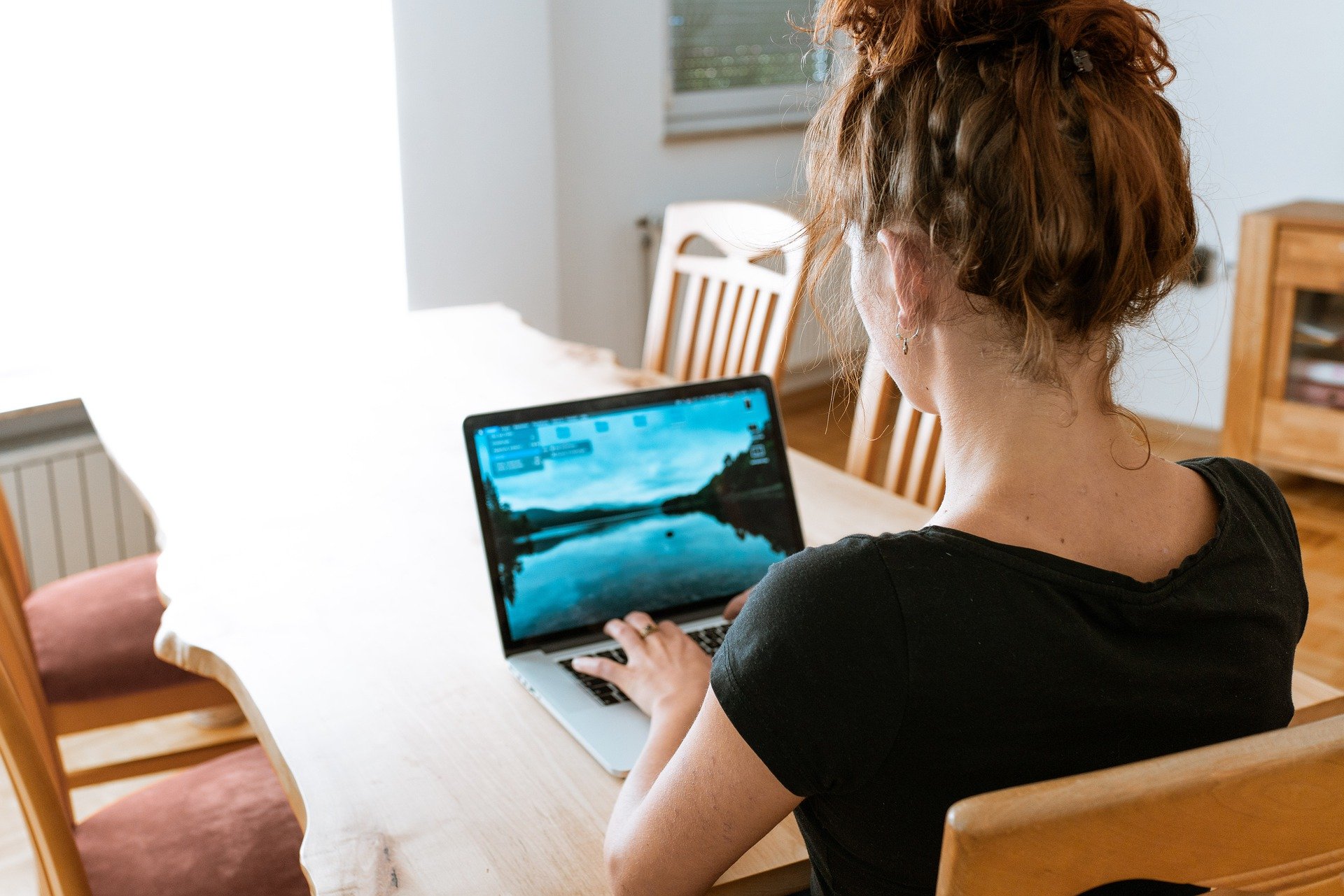 Services connectés avec 4GFIX jeune femme au travail de chez elle sur son ordinateur connecté
