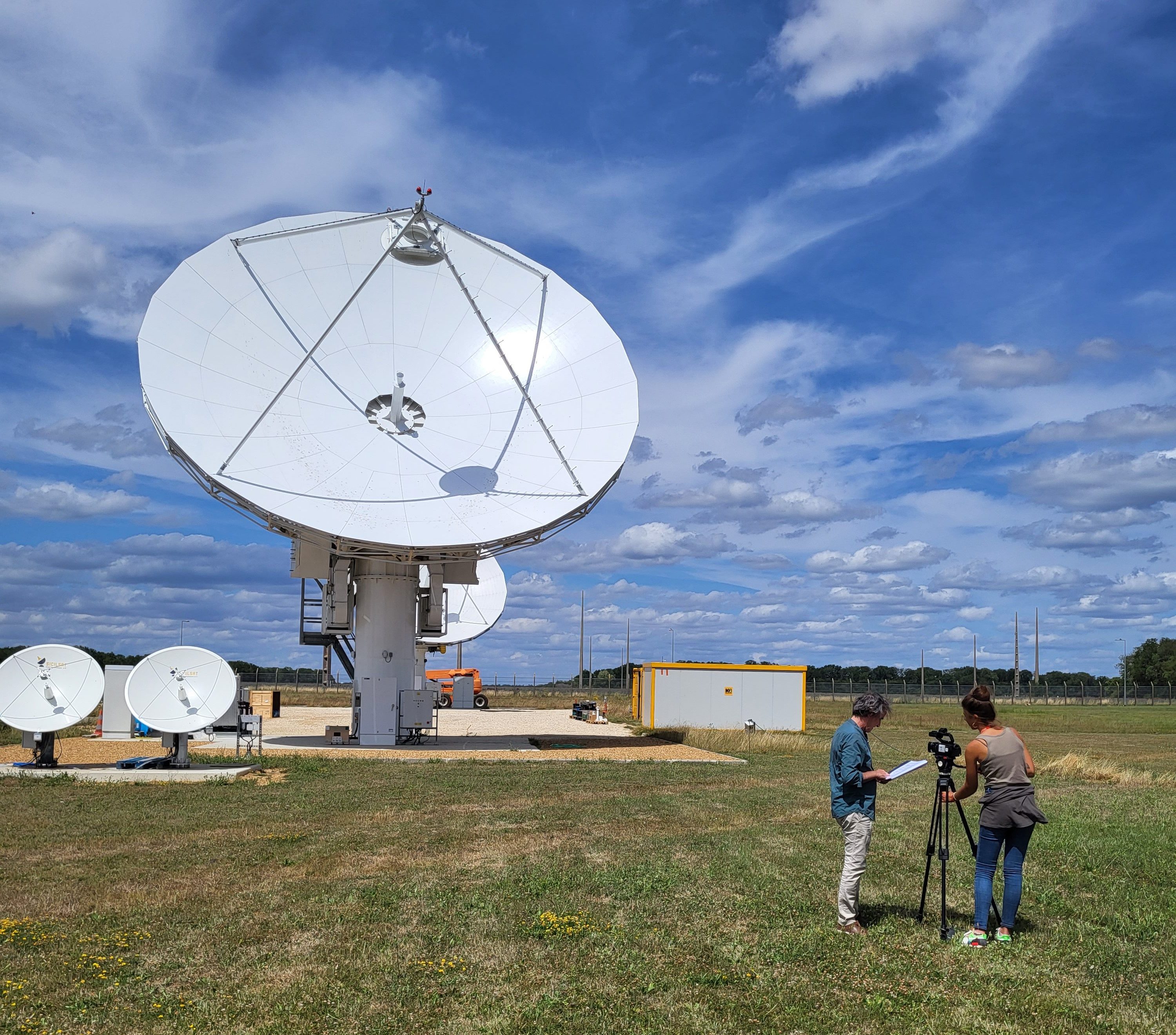 Comprenez le cheminement de la donnée, émission et réception, avec la technologie Internet par satellite géostationnaire.