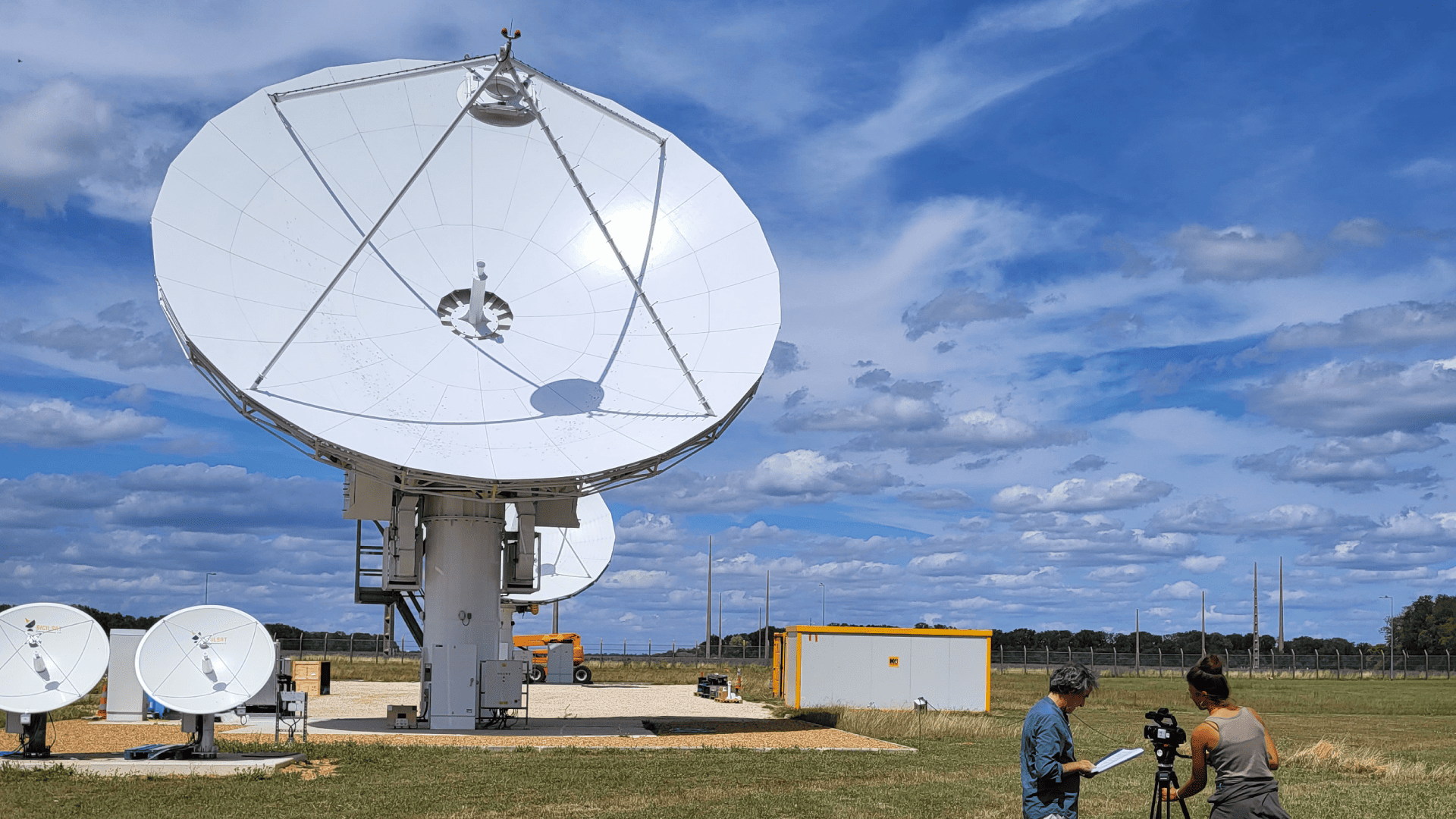 Comprenez le cheminement de la donnée, émission et réception, avec la technologie Internet par satellite géostationnaire.