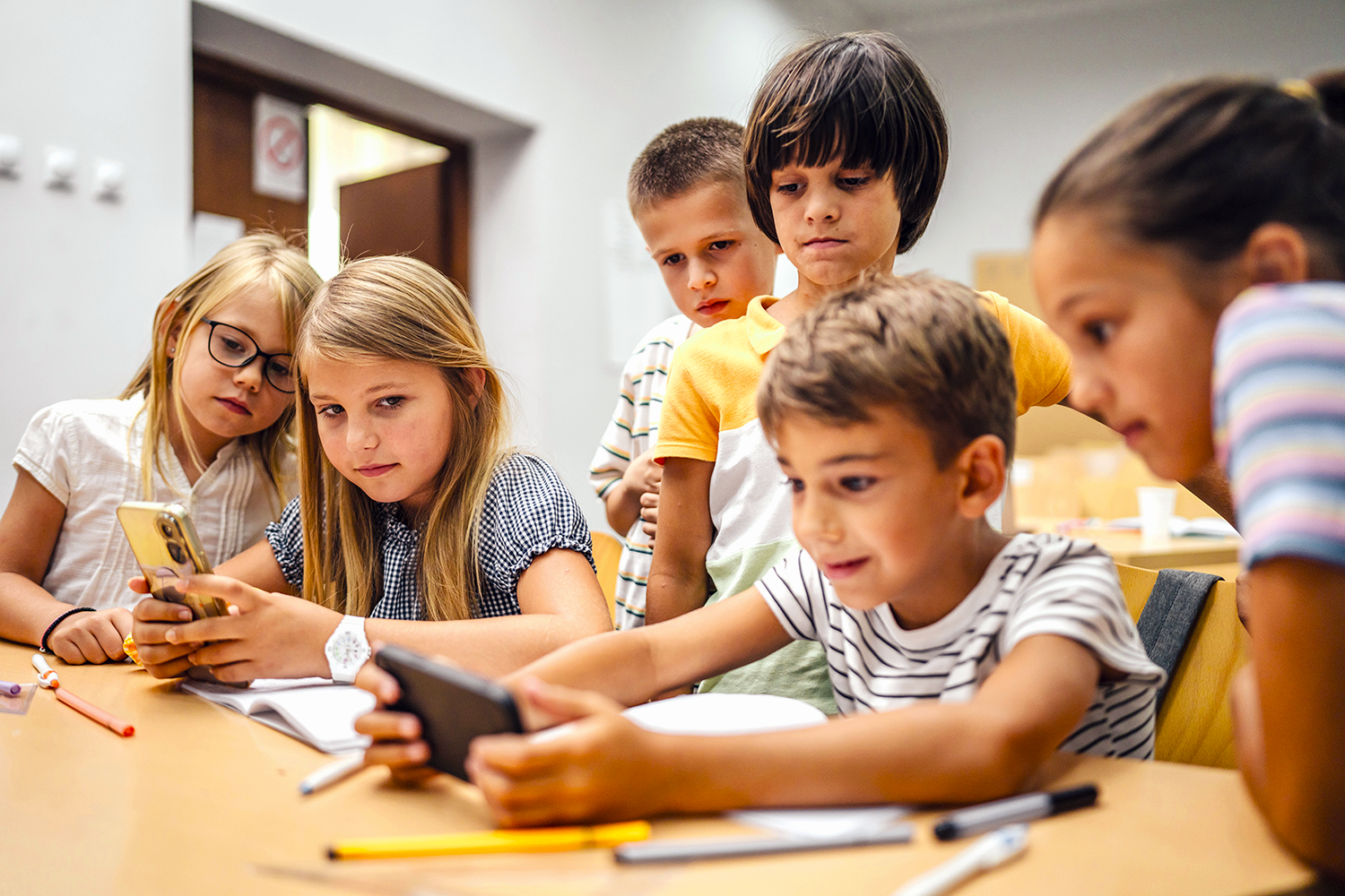 Protéger les jeunes sur les réseaux n'est pas une mince affaire mais, rassurez-vous, on vous donne nos conseils de pros !