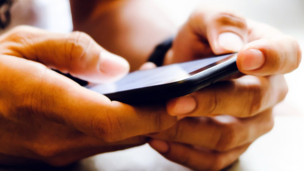 SMS vs RCS téléphone en main