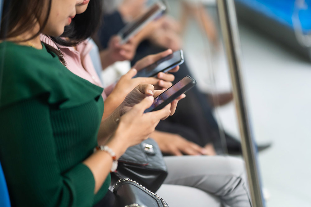 Réseaux sociaux : les Français de plus en plus accros ?