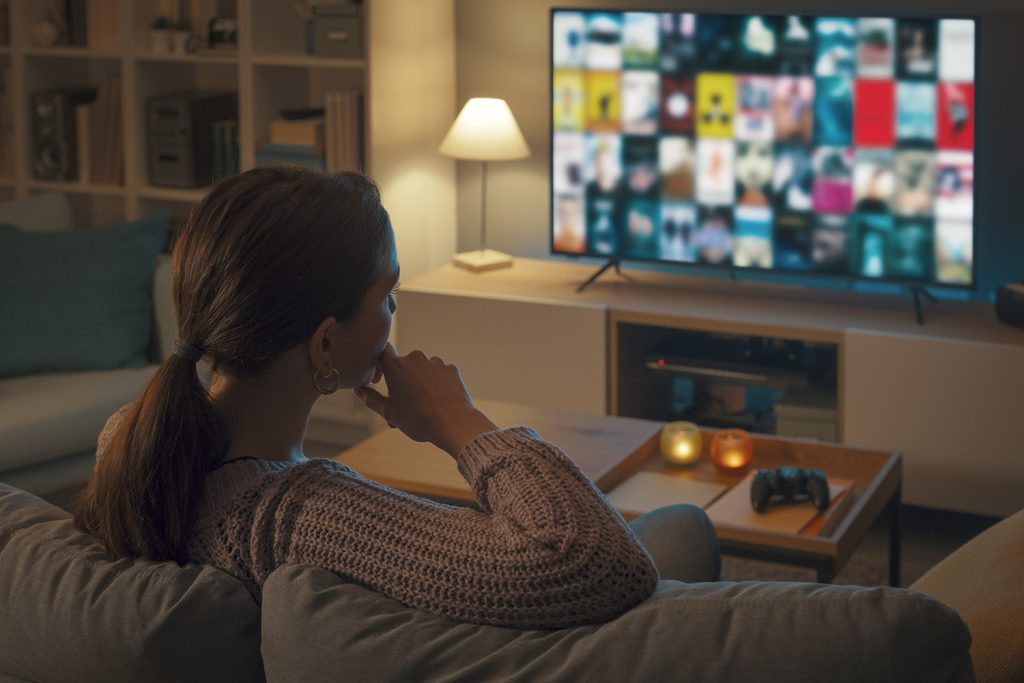 Femme dans son canapé, devant la TV