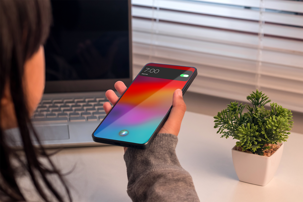 Femme qui demande à son assistant vocal d'activer un réveil à 7h