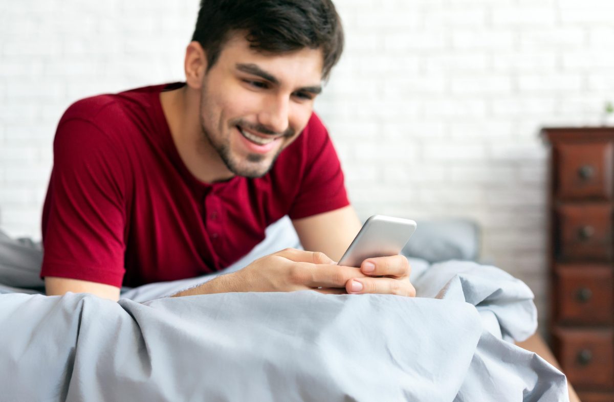 Les chatbots IA nous flattent trop ? Décryptage d’une étude qui sonne l’alarme